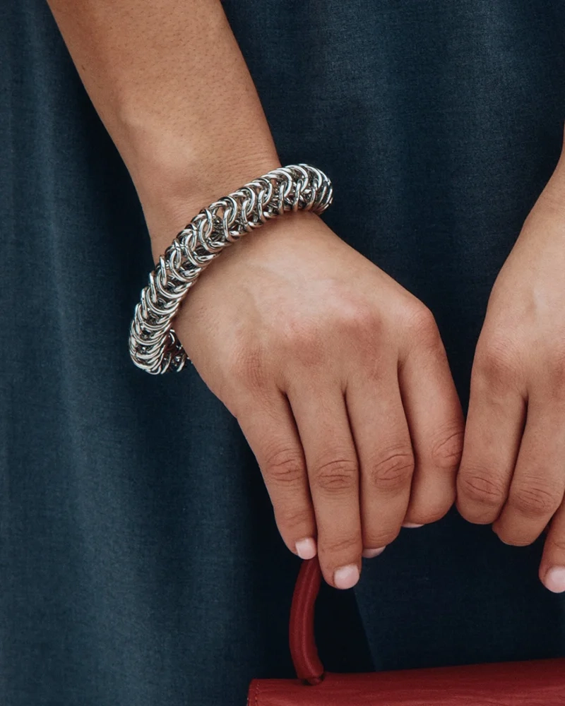 slingrar sig runt handleden. Längd: 16-18 cm