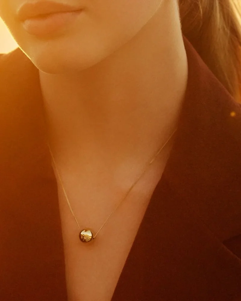 med en elegant rund hängande kula