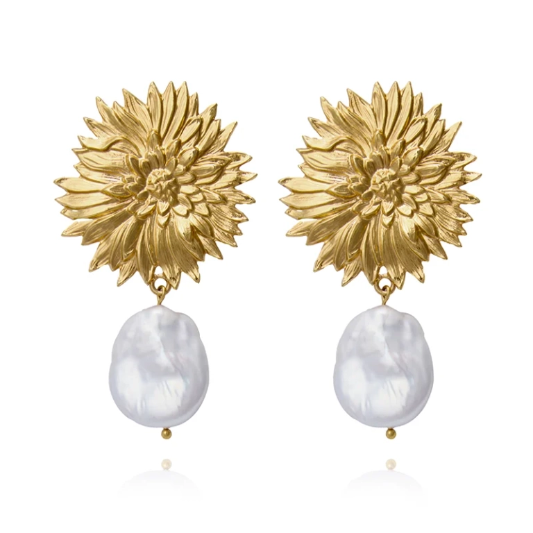 Noeli Pearl Earrings i guldpläterad mässing med barockpärlor och kristaller