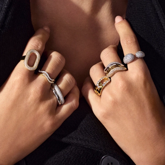 Goccia Ring från Sif Jakobs i silver med gnistrande cubic zirconia-stenar