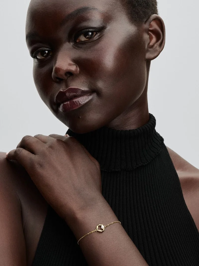Armband med Organiskt Formad Sötvattenpärla Guld - Pandora Essence kollektion. Smyckad med gnistrande stenar och unikt behandlade pärlor för en subtil känsla av lyx.