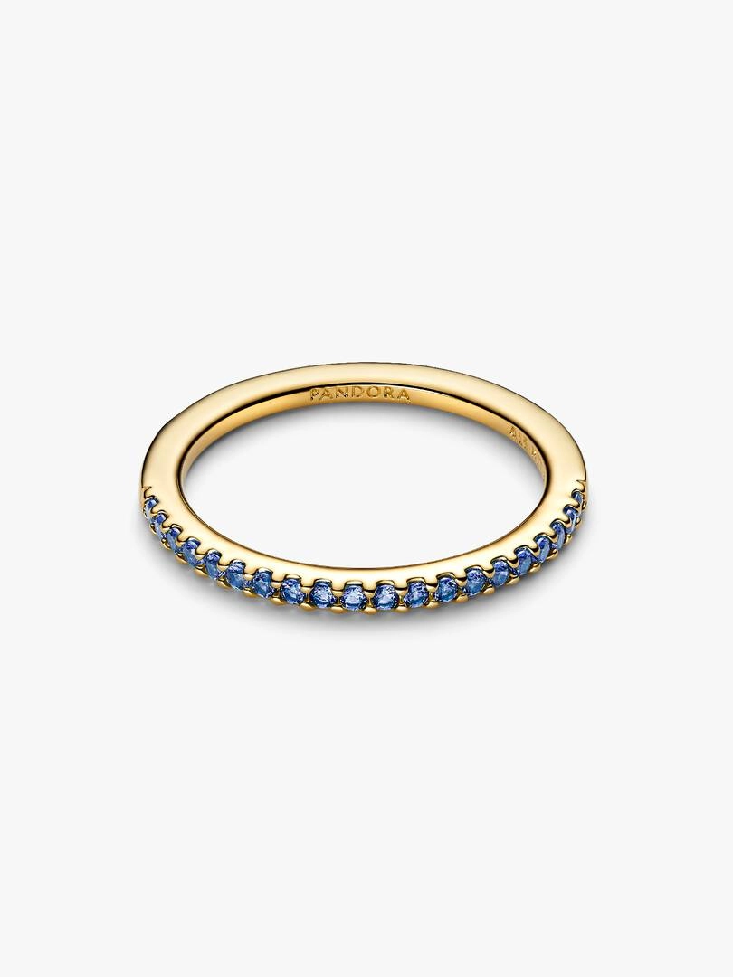 Glittrande Blå Evighetsring Guld från Pandora med blå cubic zirconia-stenar på 14K guldpläterad yta.