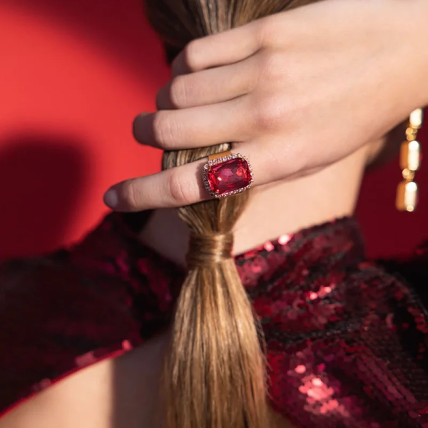 Lydia Cocktailring Gold Mulberry Red/Light Rose - Caroline Svedbom - Snabb frakt & paketinslagning - Nordic Spectra