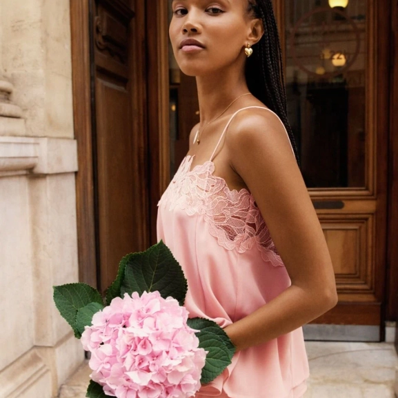 Stora hjärtformade örhängen i 14K guldplätering från Edblad Amorina