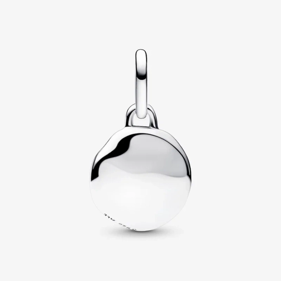 Vågor Minimedaljong i äkta silver från Pandora med gnistrande cubic zirconia för en sofistikerad och unik stil.