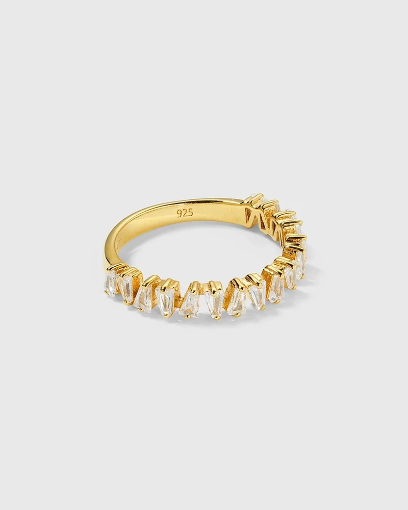Iggy Ring Gold i glänsande guld med minimalistisk design