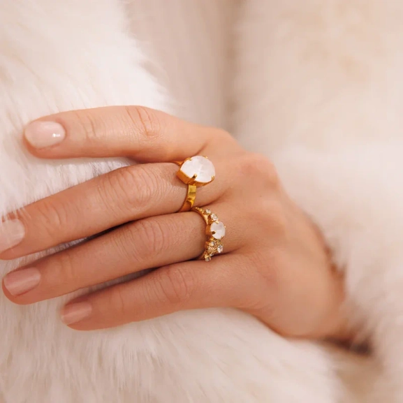 Mini Drop Ring Gold Electric White - Caroline Svedbom - Snabb frakt & paketinslagning - Nordic Spectra