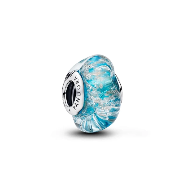 Türkisfarbener Murano-Charm von Pandora aus Silber mit blau schimmerndem Muranoglas und strukturierter Oberfläche.