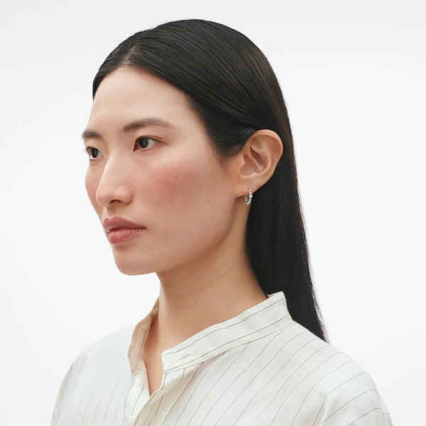 SS25_ECOM_ON_MODEL_SIGNATURE_EARHOOD_20001976
