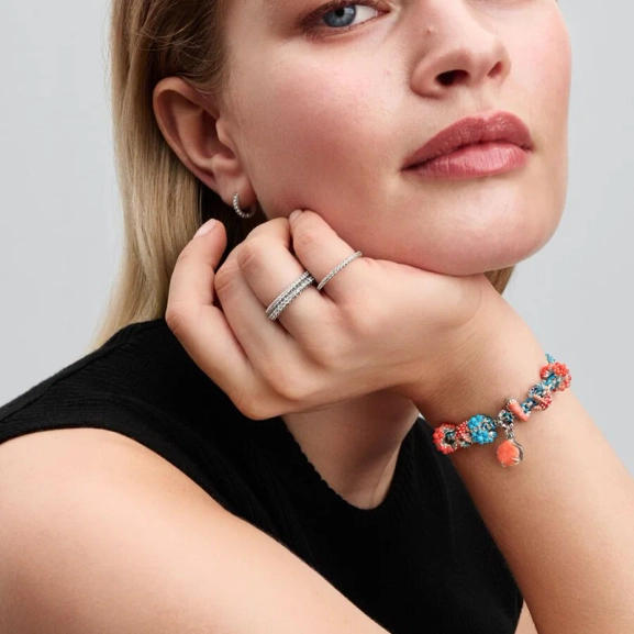 Korallfärgat dubbel hängsmycke i sterlingsilver från Pandora med gnistrande zirkonia och korallinspirerade detaljer. Elegans och unik känsla för din stil.