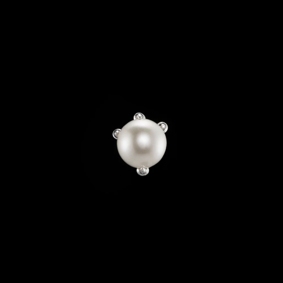 Tiny Claw Pearl Ear Stud - Maria Nilsdotter - 1-2 dagars leverans - Nordic Spectra
