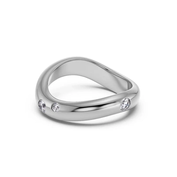 en med glittrande cubic zirconia och en slät