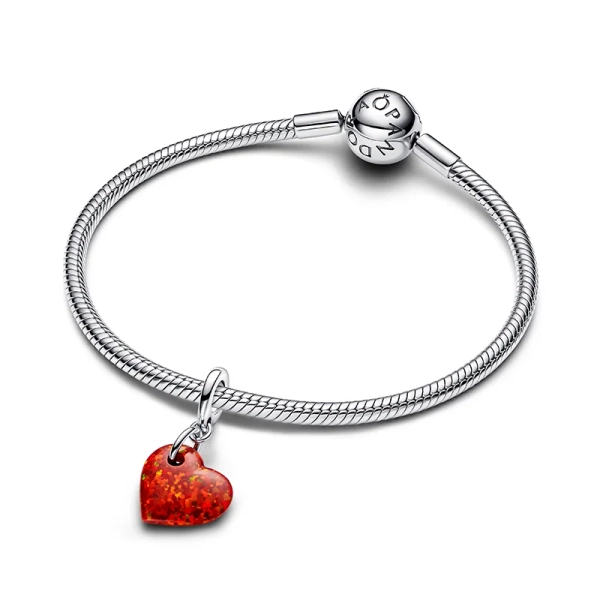 Hängberlock med Skimrande Rött Hjärta i sterlingsilver och syntetisk opal från Pandora Moments. Ge din stil en våg av färg med denna vackra berlock som är perfekt för Alla hjärtans dag.