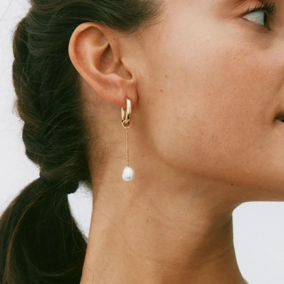 edblad-beach-pearls-hoops-offwhite-gold-pi-127953-5