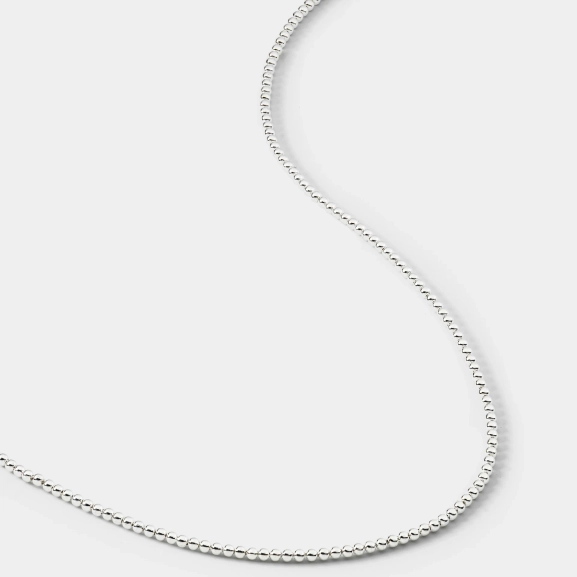 ett stilrent halsband i återvunnet 925 silver med nätt kulkedja och elegant skimmer.