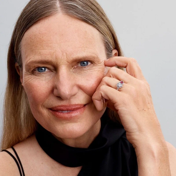 omgiven av en halo av stenar. Symbol för evig kärlek och harmoni. Perfekt för att bära ensam eller kombinera med andra ringar.