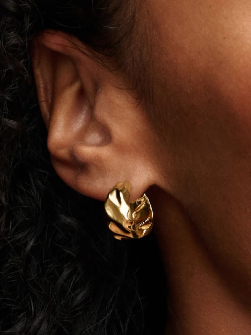 Räfflade hoops i guld från Pandora Essence kollektionen. Tillverkade i metall med 14K guldplätering. Enkla men djärva örhängen för en sofistikerad och lyxig stil.