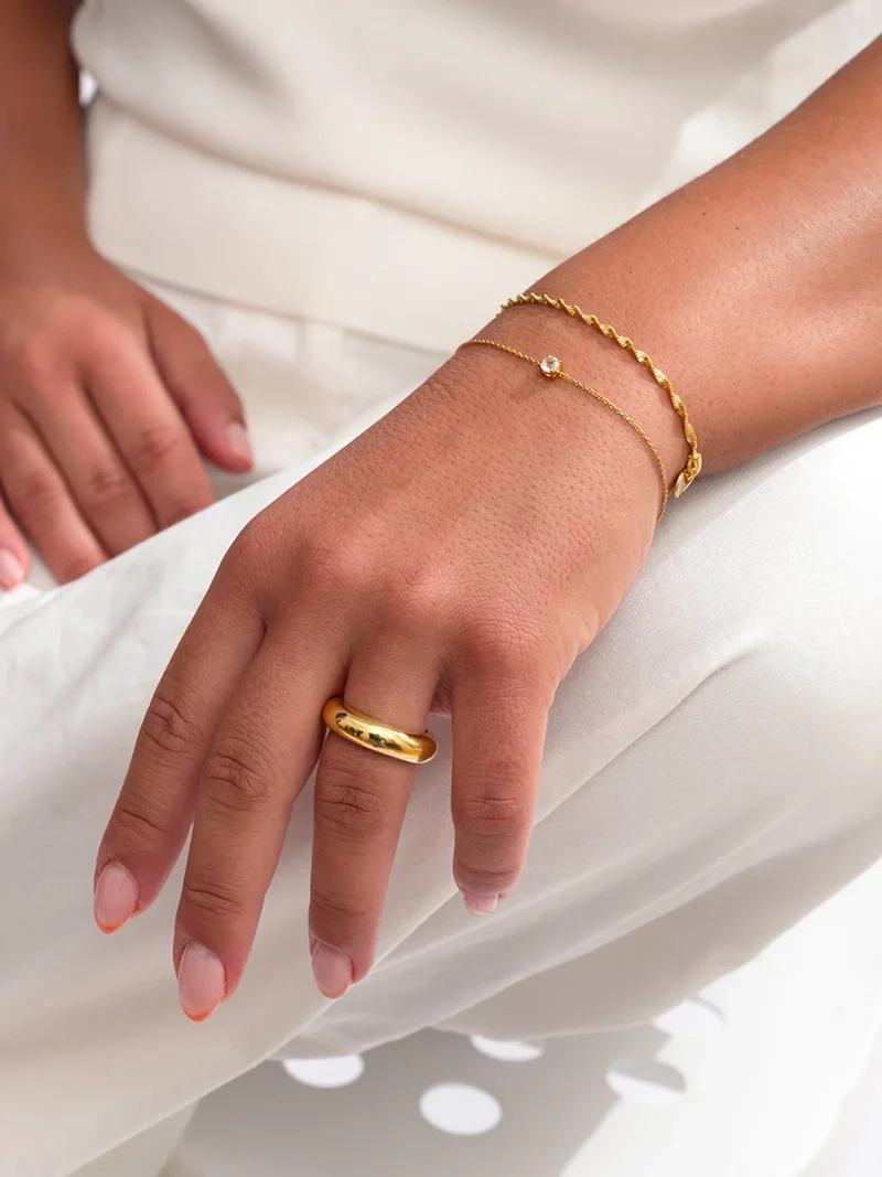 Minimalistica Solo Nova Bracelet Gold - Syster P - Snabb leverans & Gratis paketinslagning - Nordic Spectra