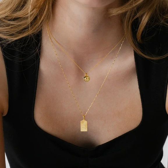 Lucky Coin Keep Dreaming Necklace Gold från Syster P i 18K guldpläterat silver med paradisdesign och "Keep dreaming"-gravyr