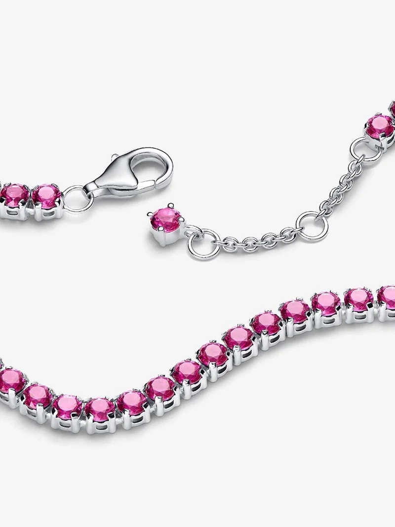 Rosa tennisarmband med gnistrande mörkrosa konstgjorda kristaller i sterlingsilver från Pandora Timeless kollektionen. Idealiskt för att skiktas med andra smycken och skapa en färgstark ensemble.