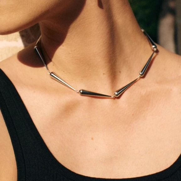 Elegant halsband i polerat rostfritt stål från Edblads Drops-kollektion