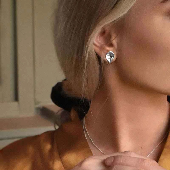 Gaias Grace Studs Fixed - Drakenberg Sjölin Örhängen - Snabb frakt & paketinslagning - Nordicspectra.se