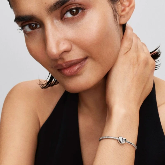 April Hjärtberlock med gnistrande klar kristall står för renhet och klarhet