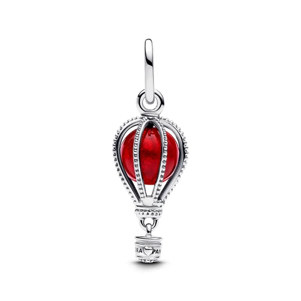 Sterlingsilver hängberlock i form av en varmluftsballong i rött muranoglas. En symbol för att sträva efter nya mål och äventyr. Perfekt som daglig påminnelse eller gåva till en äventyrslysten person.