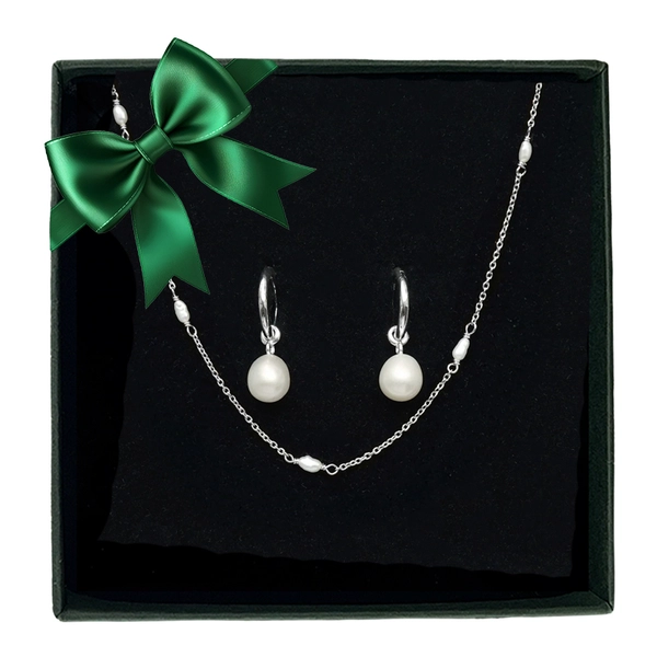 Set med pärlhalsband och matchande örhängen i återvunnet sterlingsilver med odlade sötvattenspärlor.