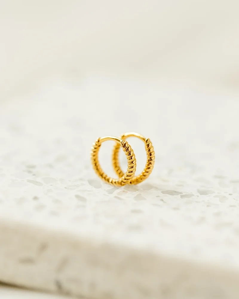 Beloved Twisted Small Hoops Gold i 18K guldpläterat återvunnet silver