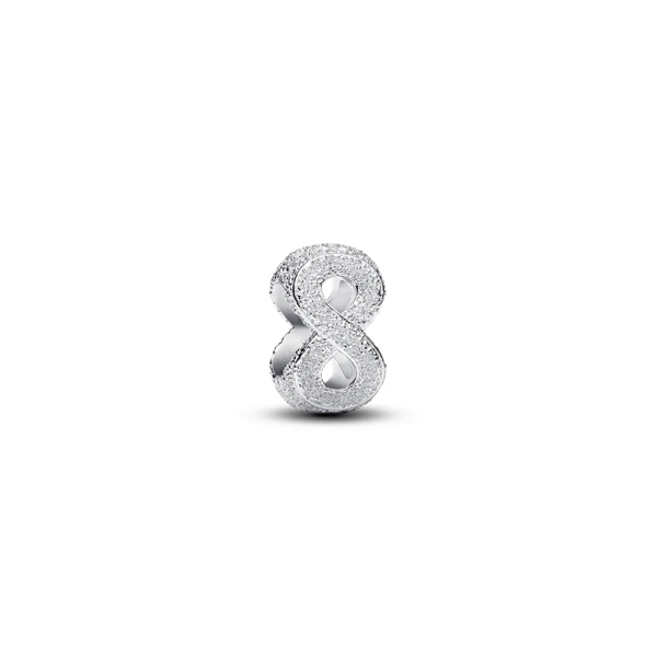 Der Mini-Eternity-Charm von Pandora aus Sterlingsilber besticht durch ein strahlendes Muster aus funkelnden Diamanten und symbolisiert ewige Liebe