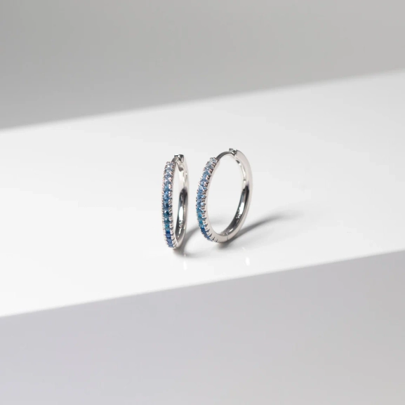 Ellera Grande Örhängen Blå från Sif Jakobs i silver med gnistrande Cubic Zirconia-stenar