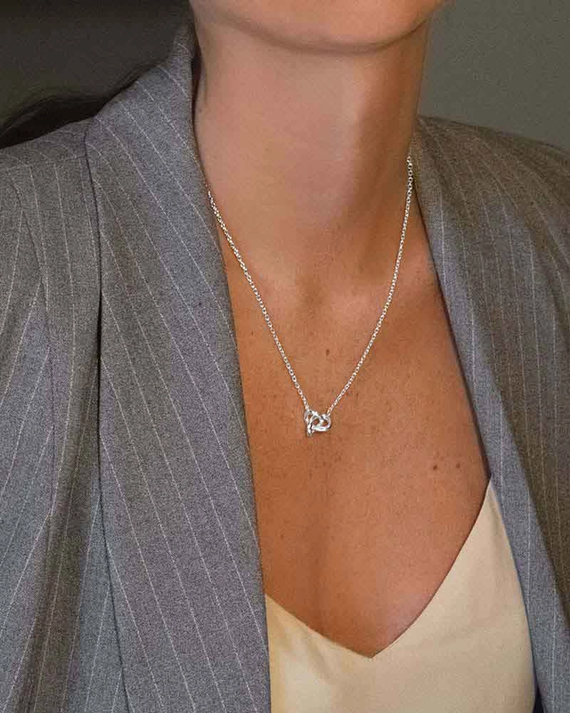 Le Knot Necklace - Drakenberg Sjölin Halsband - Snabb frakt & paketinslagning - Nordicspectra.se