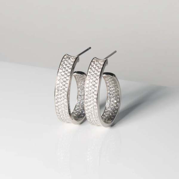 Felline Concavo Örhängen i silver med gnistrande Cubic Zirconia-stenar från Sif Jakobs