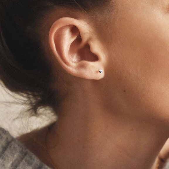 Loving Heart Drop Studs - Drakenberg Sjölin Örhängen - Snabb frakt & paketinslagning - Nordicspectra.se