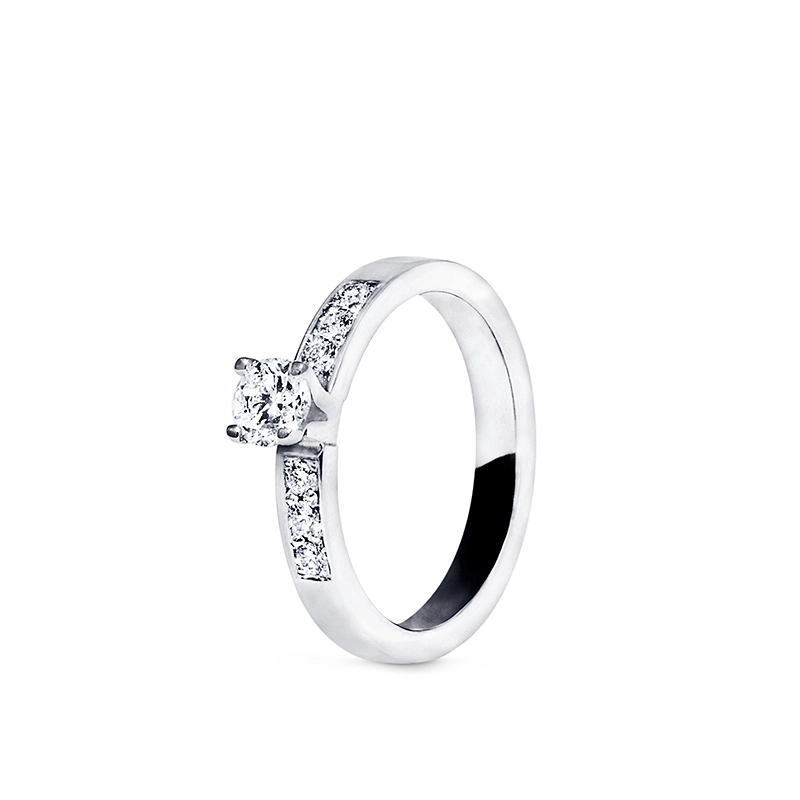 Nordic Spectra – Sofia Solitärring med sidostenar 0,58 ct Vitguld