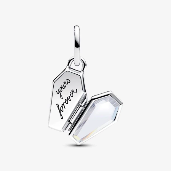 Självlysande Kista Öppningsbar Berlock från Pandora. Berlock i äkta silver med budskapet "Yours forever". Perfekt för Halloween-stil med extra dimension. Unik och förtrollande smyckesdetalj.