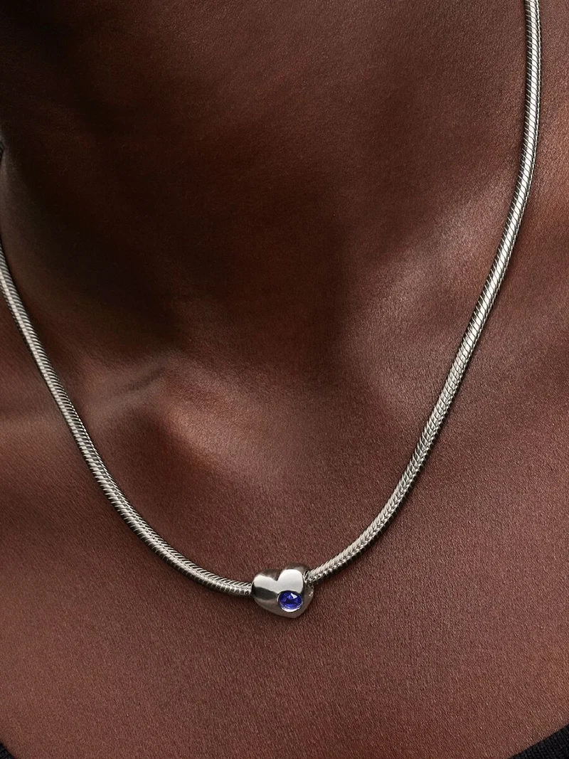 Månadssten September Hjärtberlock i silver med djupblå cubic zirconia sten.