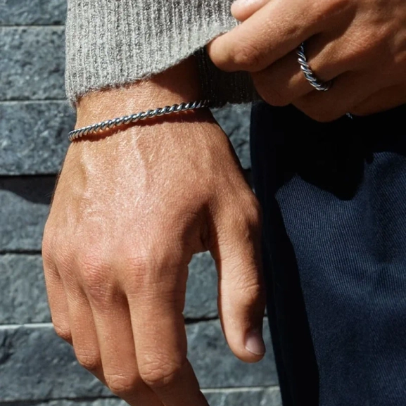 med elegant tvinnad design som passar både vardag och fest. Finns i flera storlekar.