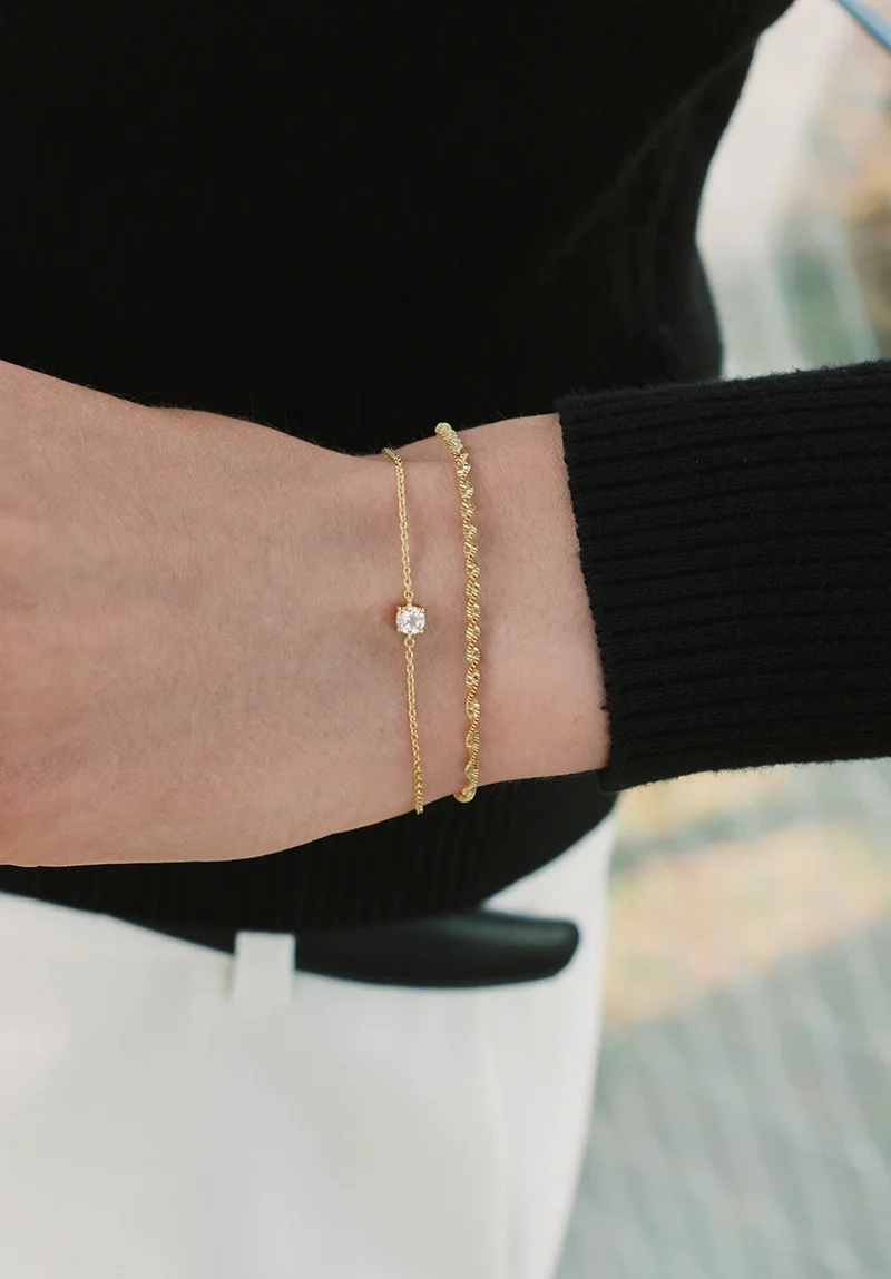 Minimalistica Solo Nova Bracelet Gold - Syster P - Snabb leverans & Gratis paketinslagning - Nordic Spectra