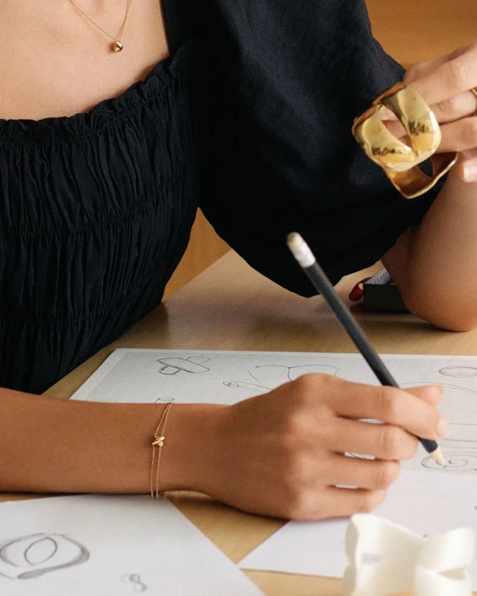 Armband i 14K guldplätering med dubbla kedjor och ett elegant X-motiv