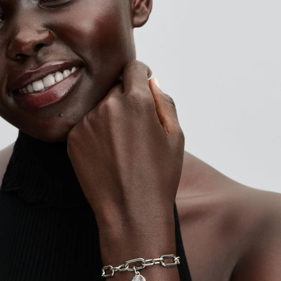 Vågor Minimedaljong i äkta silver från Pandora med gnistrande cubic zirconia för en sofistikerad och unik stil.