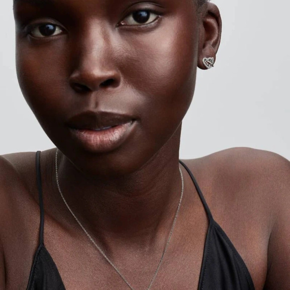 elegantti ja kimalteleva koru.