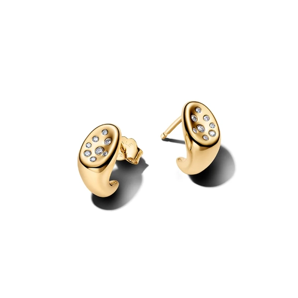 Organisch geformte Ohrstecker aus Gold von Pandora mit Tropfenform
