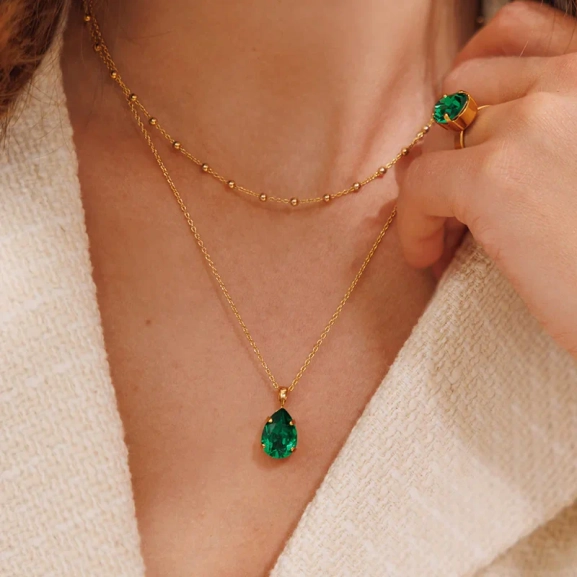 Mini Drop Necklace Gold Majestic Green - Caroline Svedbom - Snabb frakt & paketinslagning - Nordic Spectra
