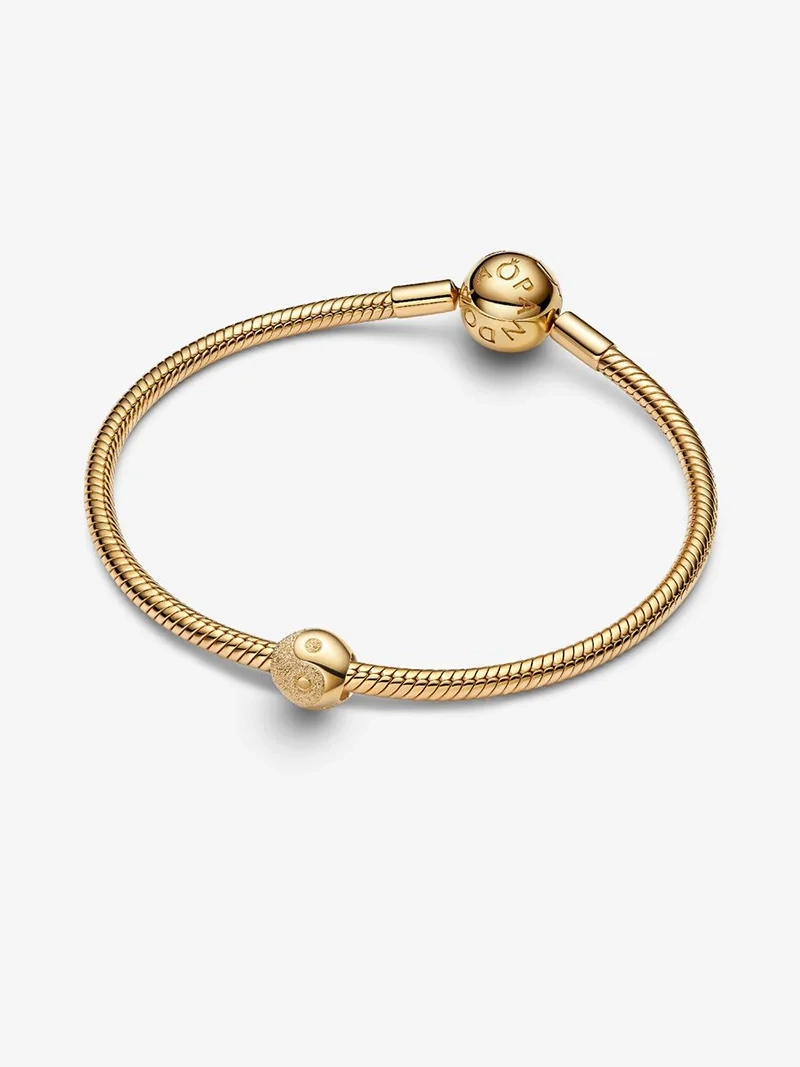 Mini Yin & Yang Glittrande Berlock Guld från Pandora Moments. Tillverkad i 14 karat guld med skimrande diamanter och polerade prickar. Symbol för harmoni och enhet.