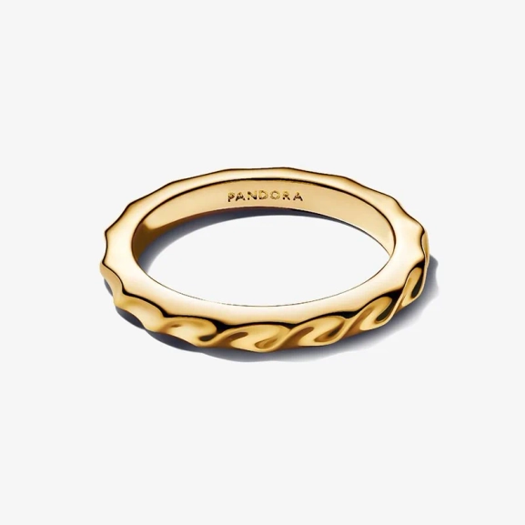 En räfflad bandring i guld från Pandora Essence kollektionen. Tillverkad i unik metallblandning pläterad med 14 karat guld. Symbol för unik stil och självuttryck.