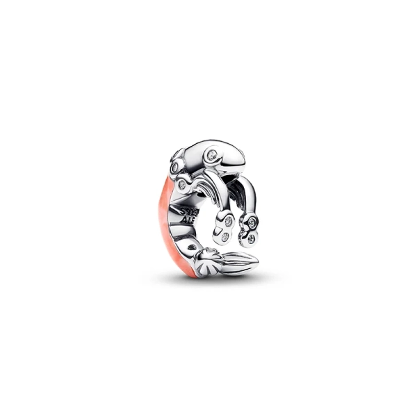 Berlocken Räka från Pandora är en sann skatt med klar kubisk zirkonia och rosa emalj. Unik charm med handapplicerad emalj och steninfattade detaljer. Elegans och personlighet till din stil.