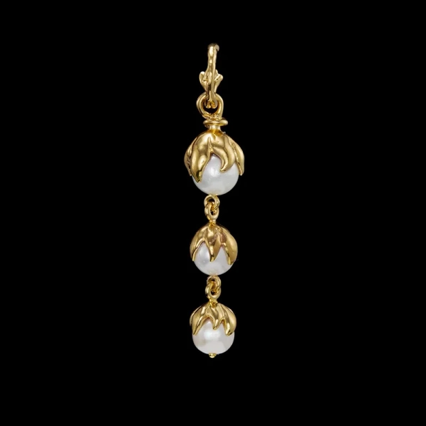Bud Drop Earring Gold i 18K guldpläterat silver med sötvattenpärla