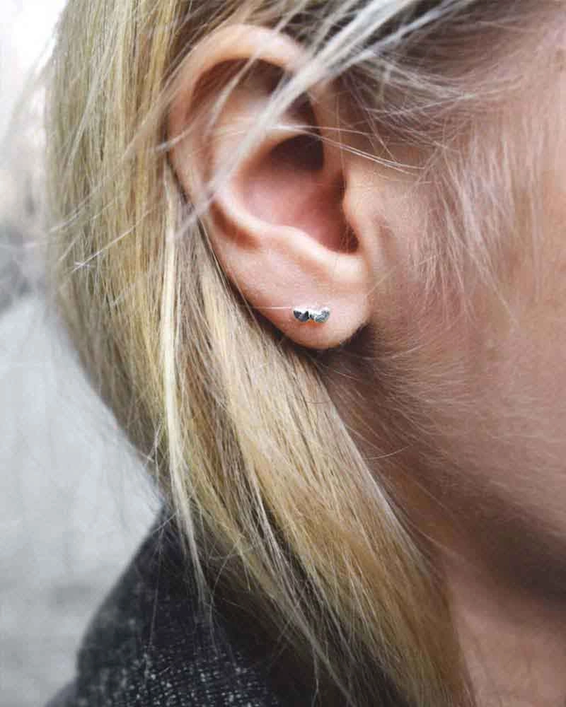 Loving Heart Studs - Drakenberg Sjölin Örhängen - Snabb frakt & paketinslagning - Nordicspectra.se